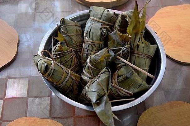粽子传统的中国人黏糊糊的大米菜金字塔形状的塞馅料包装竹子叶子