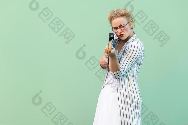 肖像细心的有趣的年轻的金发女郎女人白色条纹上衣眼镜站持有电吉他聚焦
