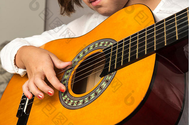 女孩玩吉他坐着沙发首页