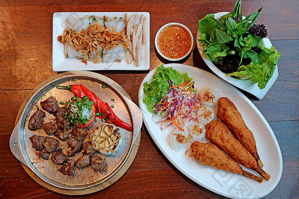 前视图受欢迎的越南菜木表格