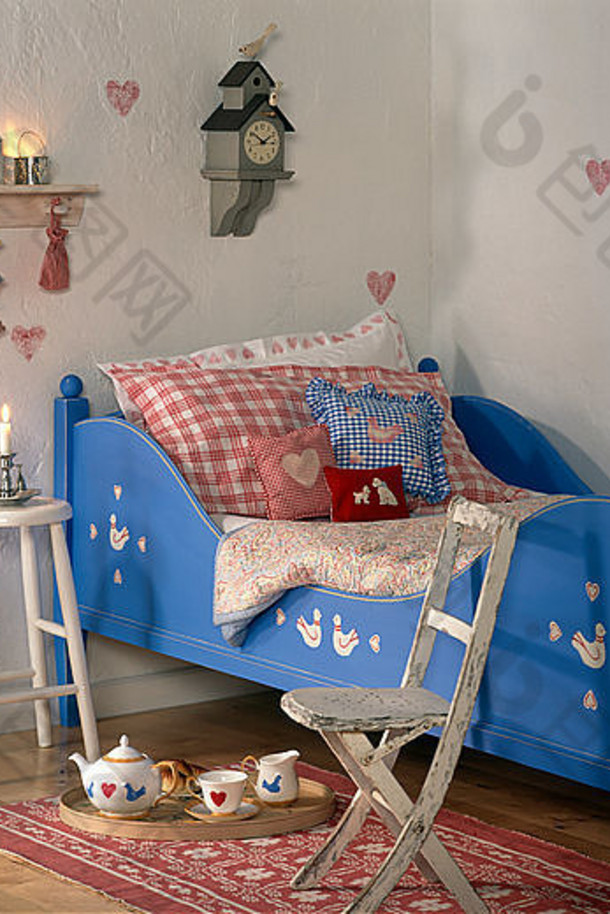 色彩斑斓的检查垫子画蓝色的床上孩子的卧室木椅子凳子
