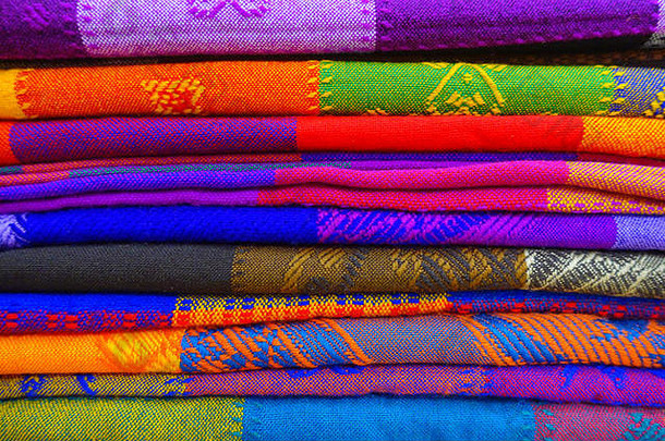 关闭色彩斑斓的墨西哥毯子出售市场拉丁美国织物背景