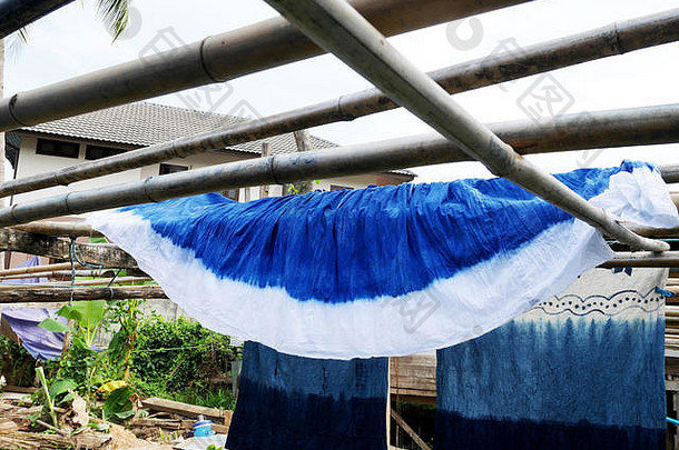 土著知识泰国领带蜡染染色化学液体染料mauhom靛蓝自然颜色过程干衣服太阳守卫