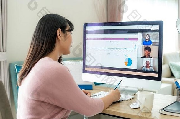 回来视图亚洲业务女人会说话的的同事们计划视频会议多民族业务团队电脑在线满足