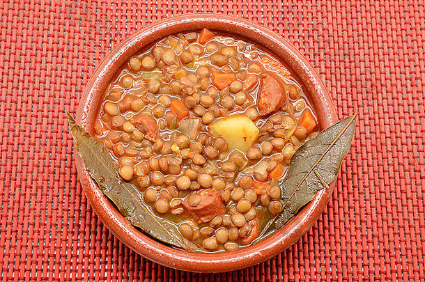 棕色（的）小扁豆炖肉碗蔬菜