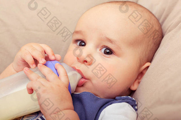 婴儿男孩喝牛奶瓶