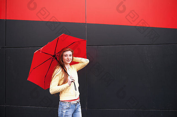 漂亮的女孩长红色的头发红色的伞手走微笑肖像开放空气