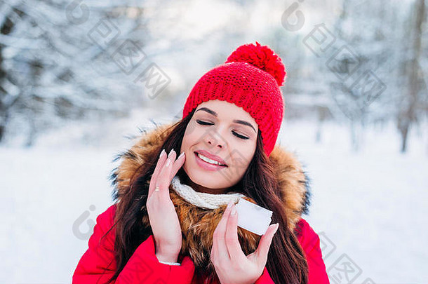 冬天肖像美丽的女人面部奶油雪花冬天背景脸皮肤护理冬天