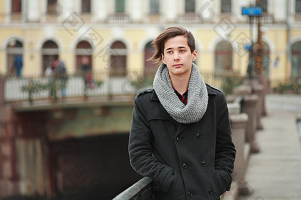 年轻的男人。摆姿势街背景体系结构彼得堡