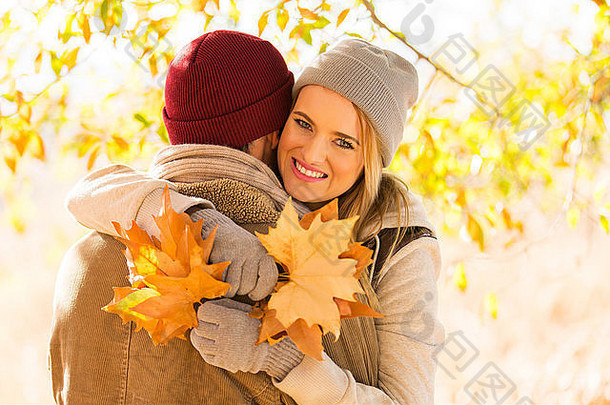 可爱的夫妇拥抱秋天森林