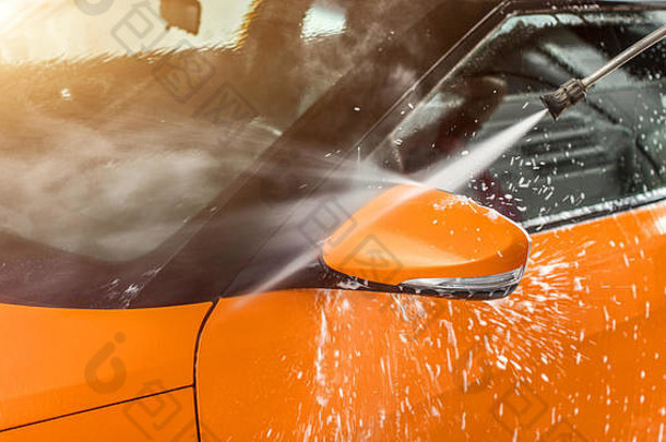 橙色车洗服务洗车白色洗发水泡沫喷涂一边镜子