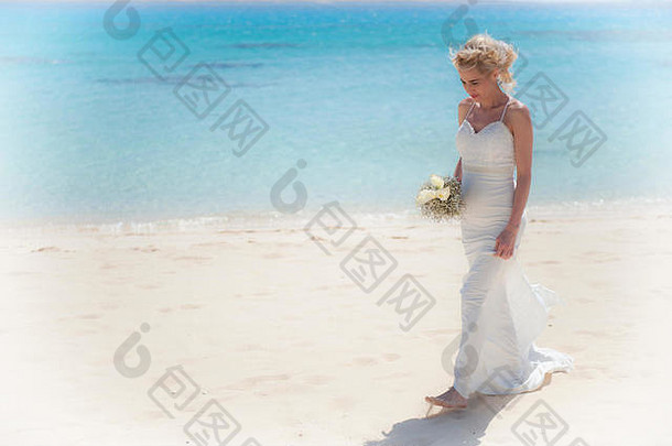 美丽的女人新娘热带海滩天堂<strong>婚礼</strong>一天白色礼服衣服海洋视图