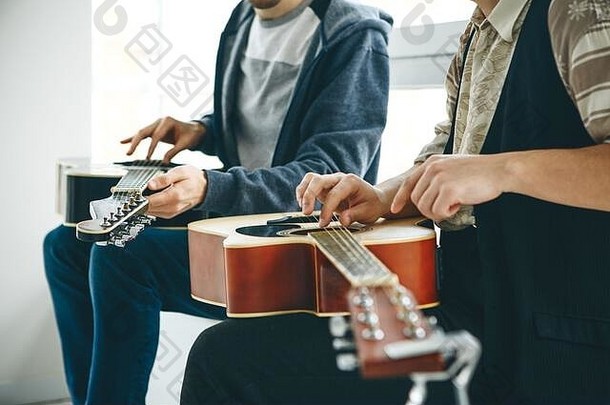 学习玩吉他老师帮助学生调优吉他解释了基础知识玩吉他个人首页学校教育课外教训