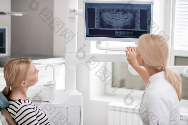 牙医显示病人下巴x射线