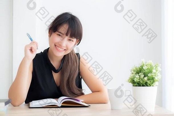 美丽的年轻的亚洲女人微笑坐着研究学习写作笔记本日记生活房间首页女孩家庭作业业务女人