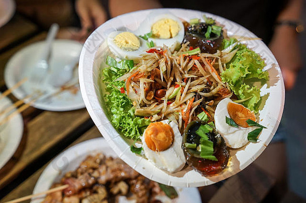 索姆图姆辣的木瓜沙拉腌鱼纸菜foodtruck街食物事件曼谷泰国