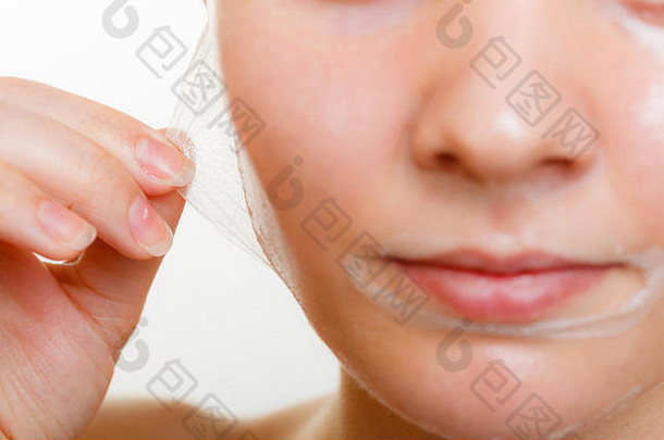 美皮肤护理化妆品健康概念年轻的女人部分脸女孩删除面部皮面具剥