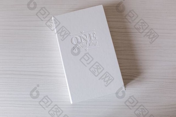 白色盒子印刷照片盒子刻字白色木表格
