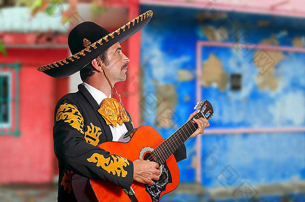 联合墨西哥流浪乐<strong>队歌</strong>手玩吉他墨西哥房子背景