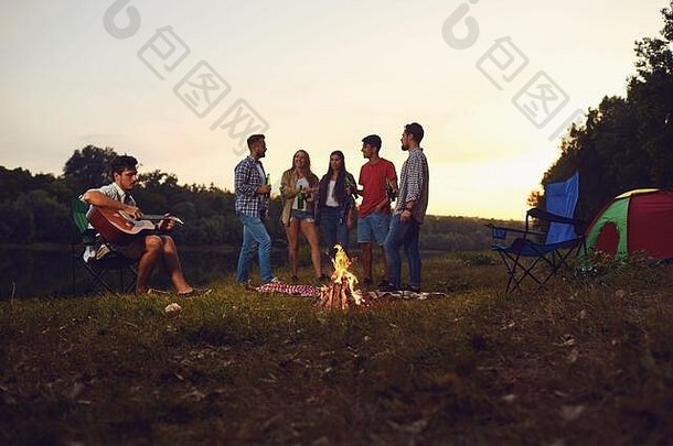 集团人坐着篝火帐篷晚上夏天秋天