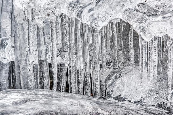 冷冰冰的人形式格鲁吉亚湾海岸线创建超现实主义的冻<strong>微景观</strong>