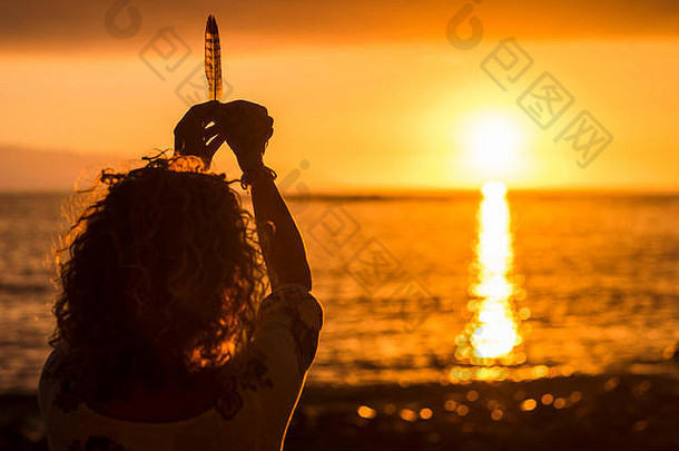 自由冥想概念图像女人采取羽毛生活美丽的彩色橙色黄金日落海不错的图里斯