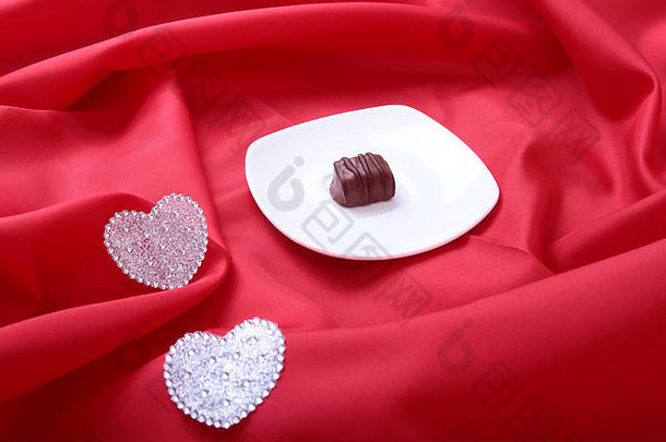 美味手工制作的巧克力果仁糖装饰心白色飞碟