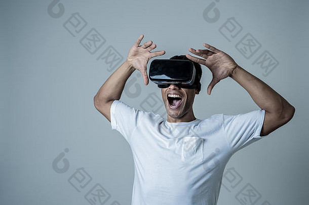惊讶非洲美国男人。耳机眼镜感觉兴奋模拟探索虚拟现实使手势互动