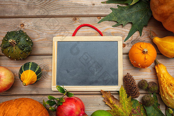 感恩节概念色彩斑斓的南瓜水果空白黑板上乡村木背景复制空间前视图