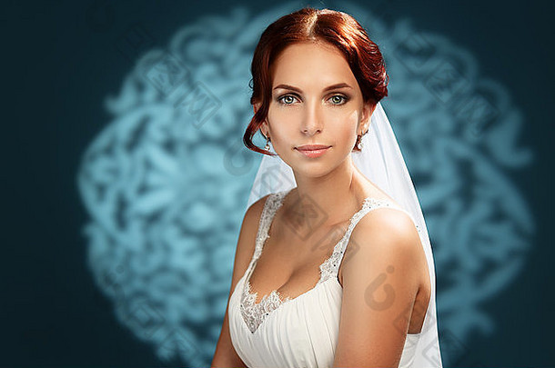 美丽的红发新娘蓝色的背景