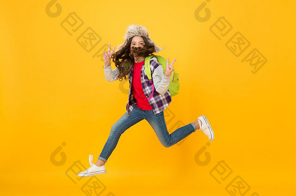 跳跃空气精力充沛的孩子运动黄色的背景小女孩跳高精力充沛的权力活跃的孩子快点学校精力充沛的情绪快乐精力充沛的