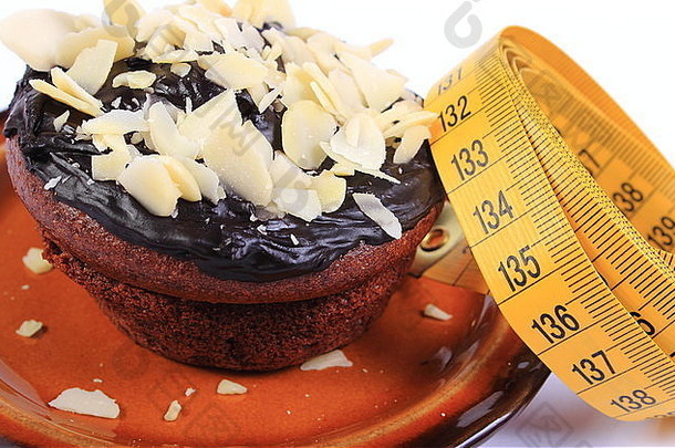 自制的美味的新鲜的烤巧克力松饼切片杏仁棕色（的）板磁带测量概念减肥