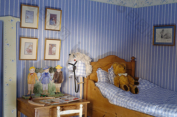 蓝色的白色条纹壁纸小松桌子上孩子的卧室蓝色的检查羽绒被松床上