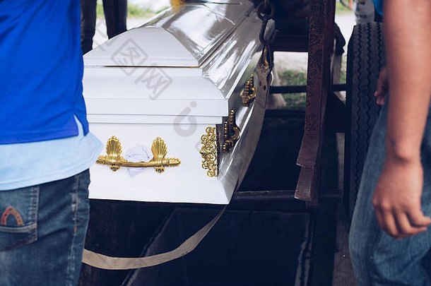 抬棺人小心翼翼地监督过程降低棺材地面已故的最后的地方休息埋葬服务