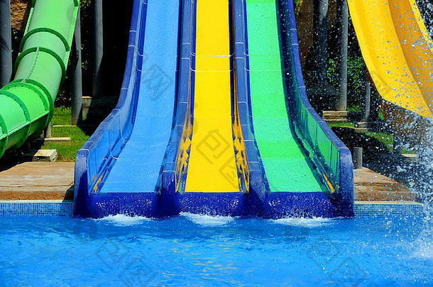 色彩斑斓的水幻灯片水公园