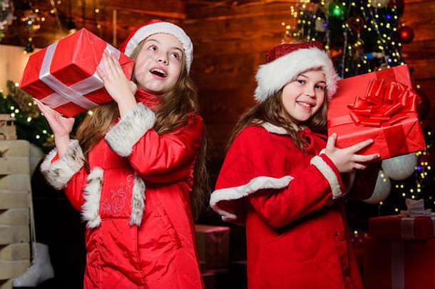 惊讶圣诞老人老人女孩姐妹女孩姐妹红色的帽子等待圣诞老人老人圣诞节时间圣诞老人老人精灵孩子们圣诞节树快乐一年圣诞老人老人