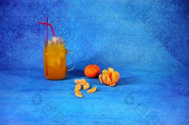 <strong>玻璃</strong>杯子柑橘类汁冰成熟的橘子钳子蓝色的背景特写镜头