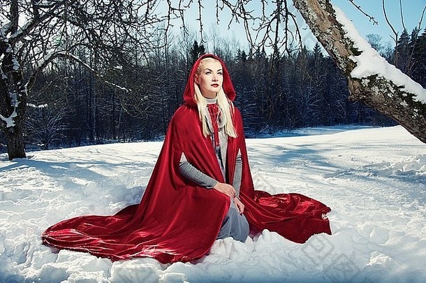 红色的罩坐着雪
