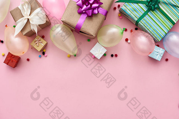 生日聚会，派对色彩斑斓的<strong>气球</strong>礼物盒子五彩纸屑粉红色的背景前视图