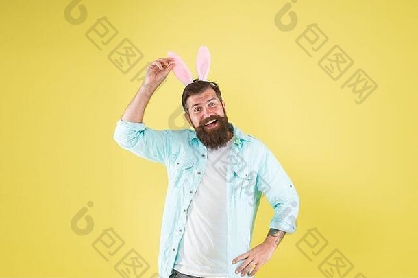 触摸耳朵男人。长兔子耳朵快乐有胡子的男人。复活节兔子服装复活节兔子毛赶时髦的人穿着复活节聚会，派对复活节兔子象征生育能力春天有趣的