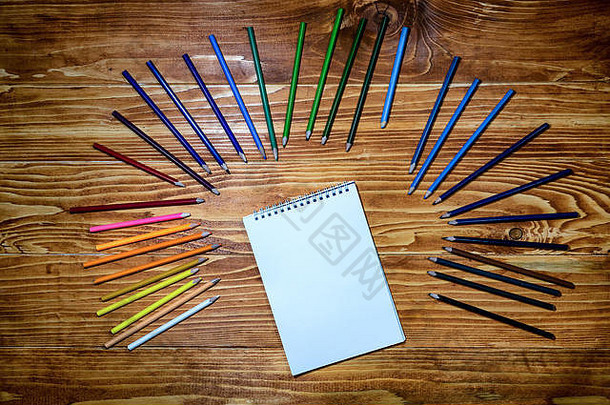 空笔记本颜色铅笔木表格
