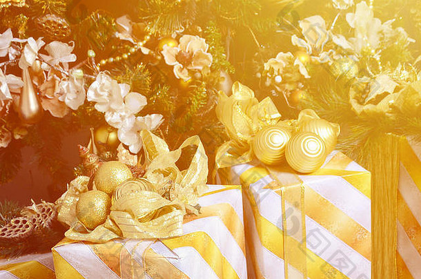 照片奢侈品礼物盒子圣诞节树一年首页装饰金包装圣诞老人礼物节日冷杉树装饰加兰