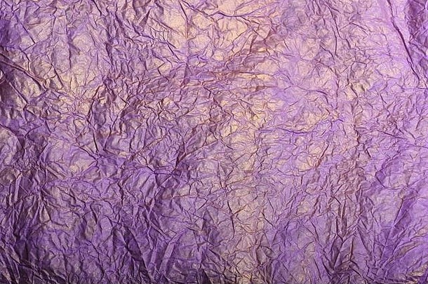 有折痕的纸纹理遭受重创的皱纹纸光紫色的颜色闪闪发光的纸背景复制空间抽象回收概念