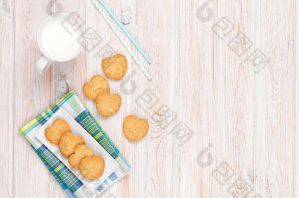 杯牛奶心形状的饼干白色木表格复制空间