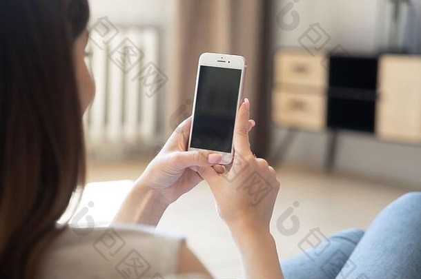 年轻的女人发短信消息传递现代细胞