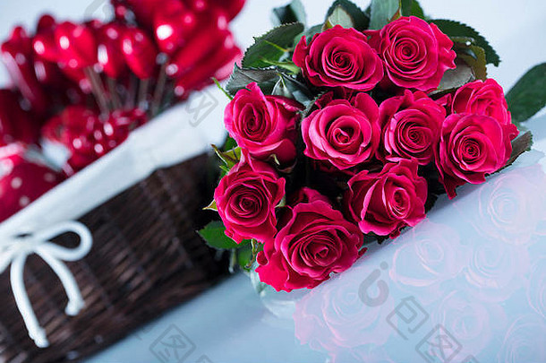 花束红色的玫瑰心形状盒子礼物白色背景的地方文本
