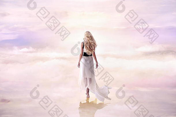 概念上的图片金发碧眼的女人走精致的毛茸茸的云