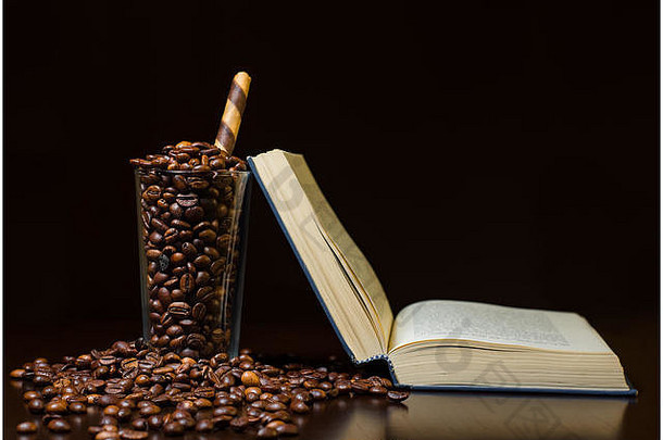 开放书木咖啡表格咖啡豆子玻璃满溢的表格
