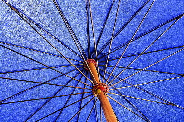 蓝色的伞长木处理