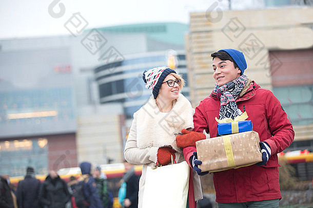 快乐夫妇礼物购物袋走城市冬天